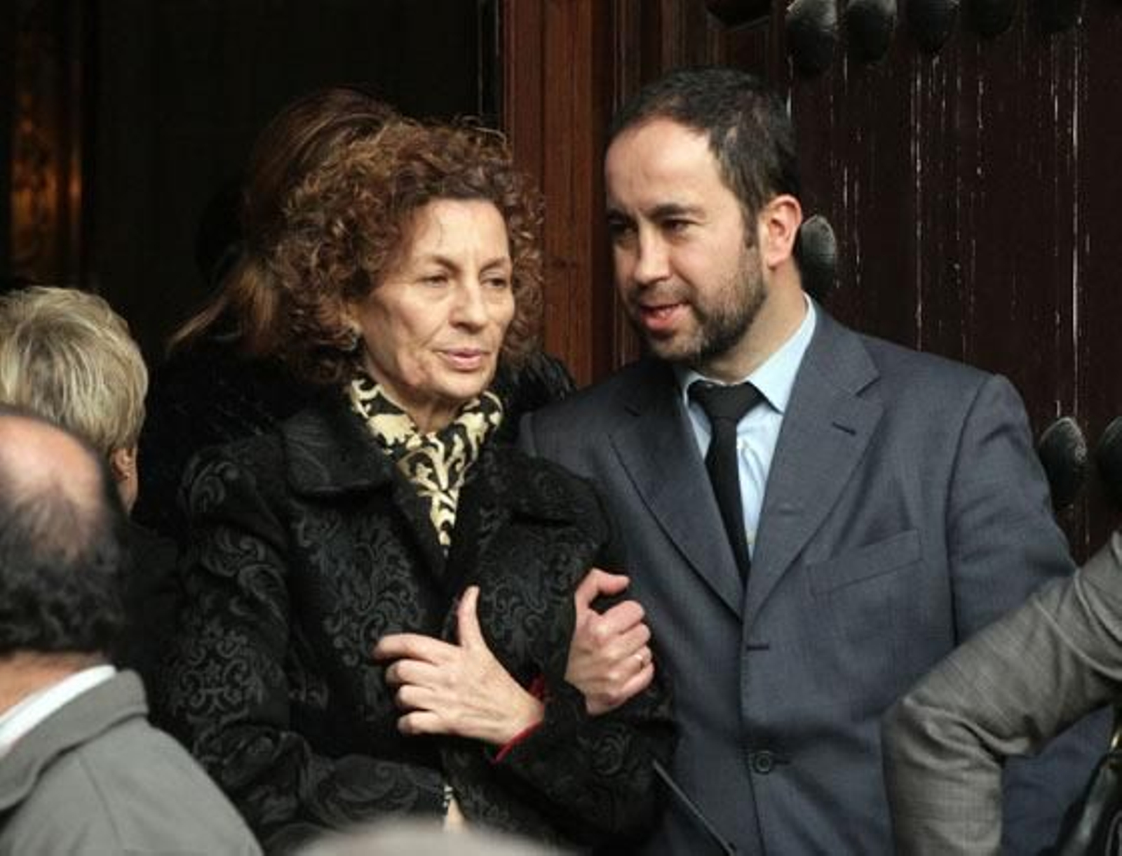 La mujer de Paco Toro, Carmen, junto a su hijo David a la salida de la iglesia. 

Foto: Miguel Angel Gonzalez