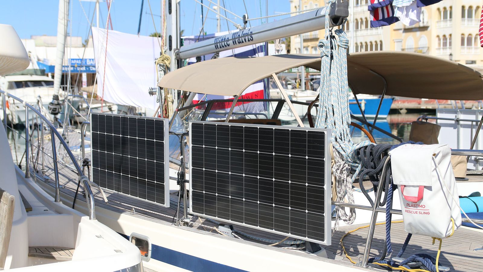 La embarcación cuenta con una fuente de energía gratuita: paneles solares