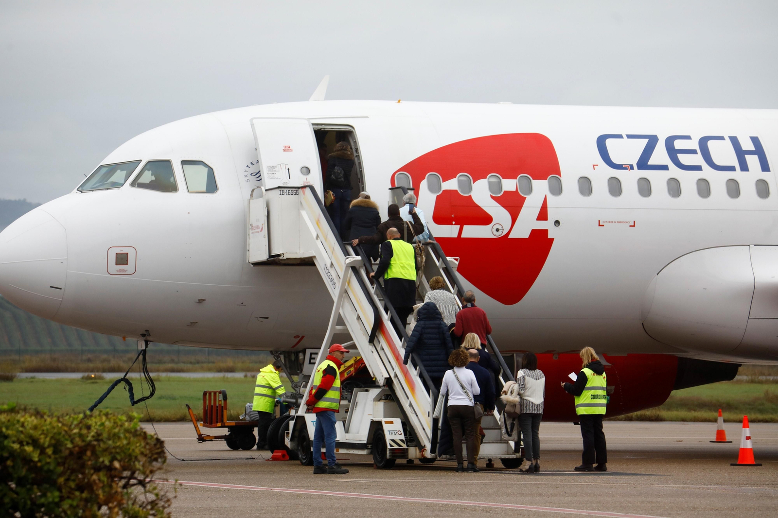 El despegue del el primer vuelo chárter a Europa en el aeropuerto de Córdoba, en imágenes