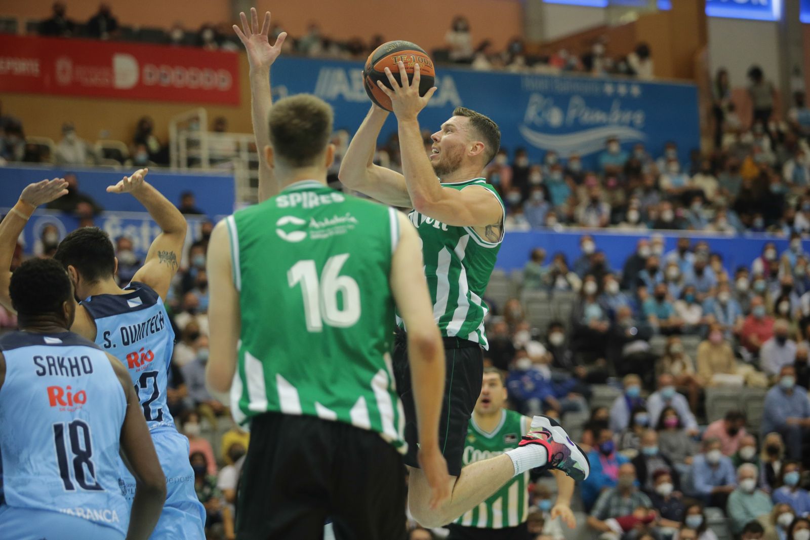 Dairis Bertans trata de lanzar a canasta durante el partido disputado en Lugo ante el Breogán.