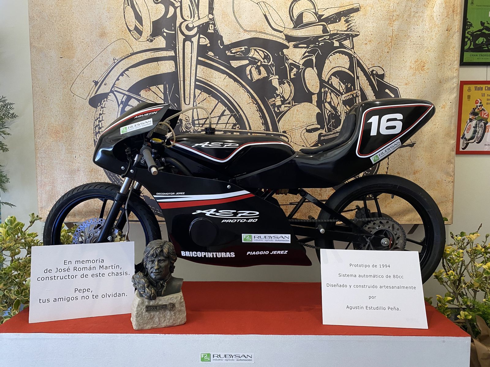 Exposición de motos clásicas en los Claustros