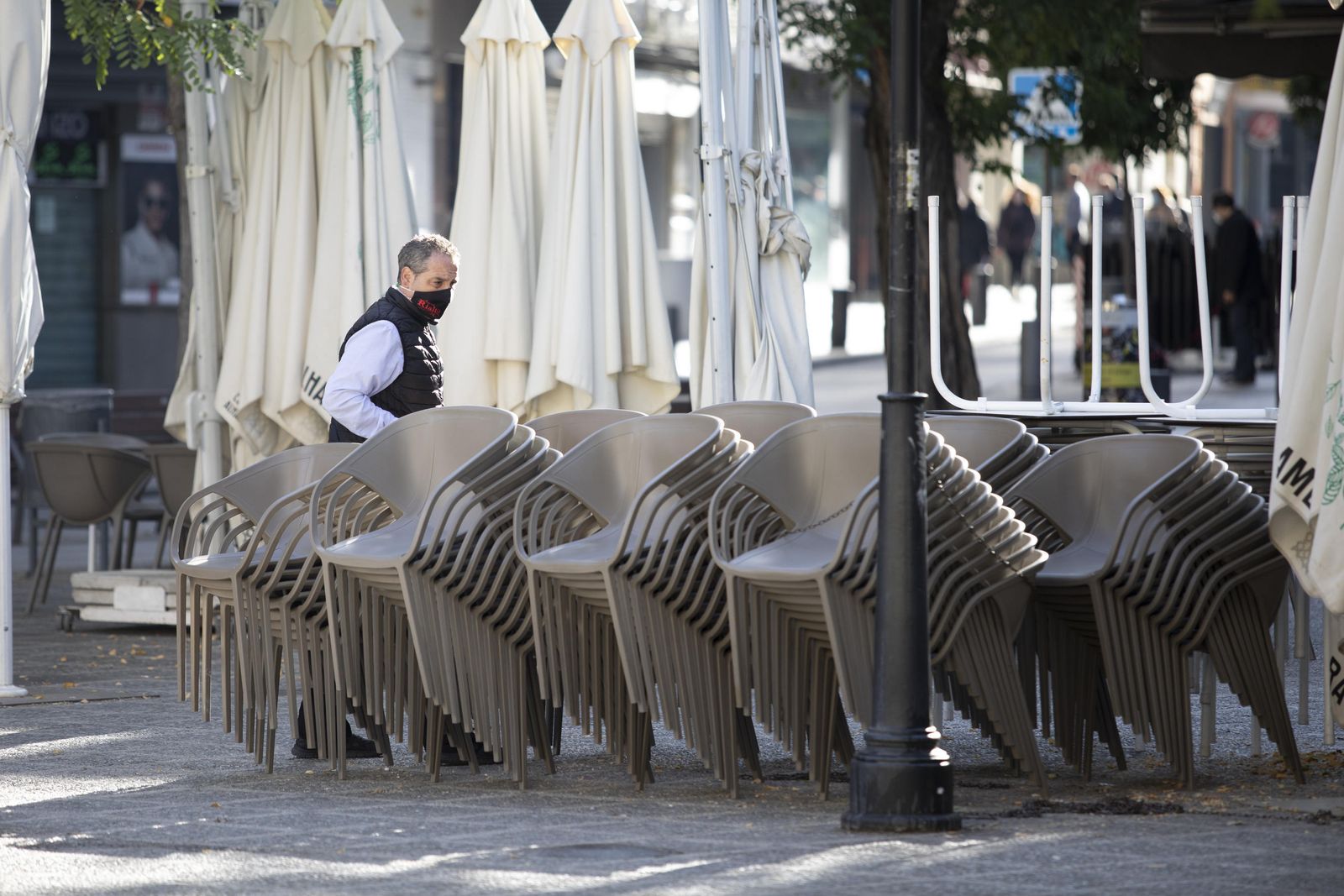 Fotos de cafeterías, parques y la 'Marcha Verde' vacía en el domingo de Granada