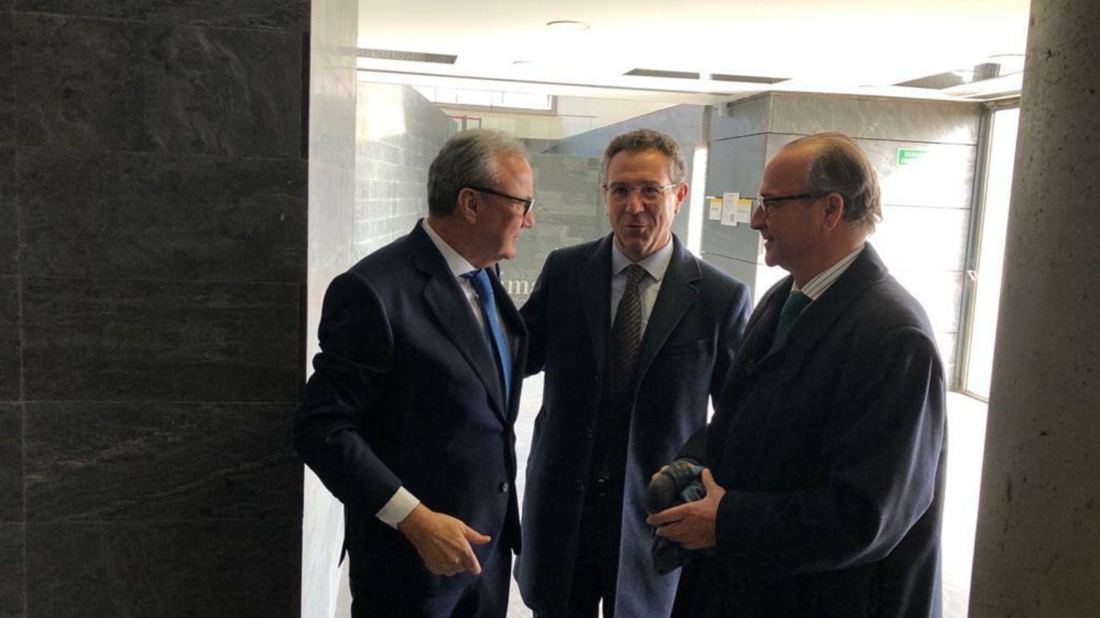 Cosentino con el presidente de Cajamar, Eduardo Baamonde, y el senador, Luis Rogelio Rodríguez-Comendador.