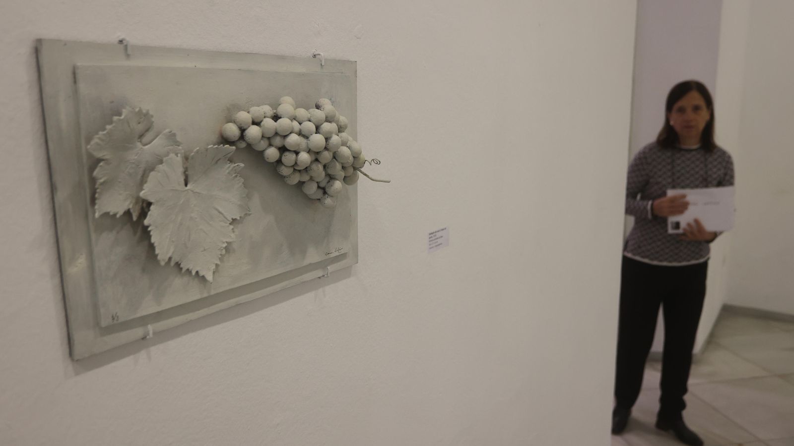 ‘Bodegón de uvas y hojas de parra’, la obra más reciente de la exposición, fechada en 2020.