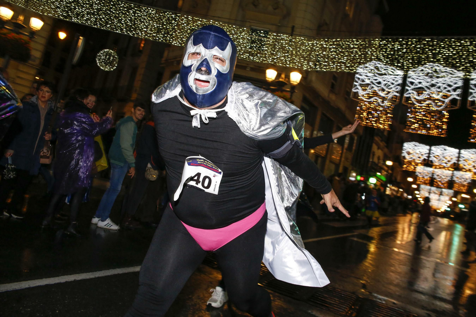 Las imágenes de los mejores disfraces en la Carrera de la Suerte de Granada