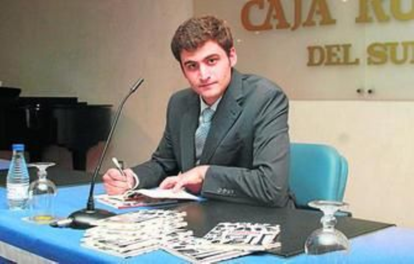 José María Conterras presentó ayer su poemario 'Fisiología'.