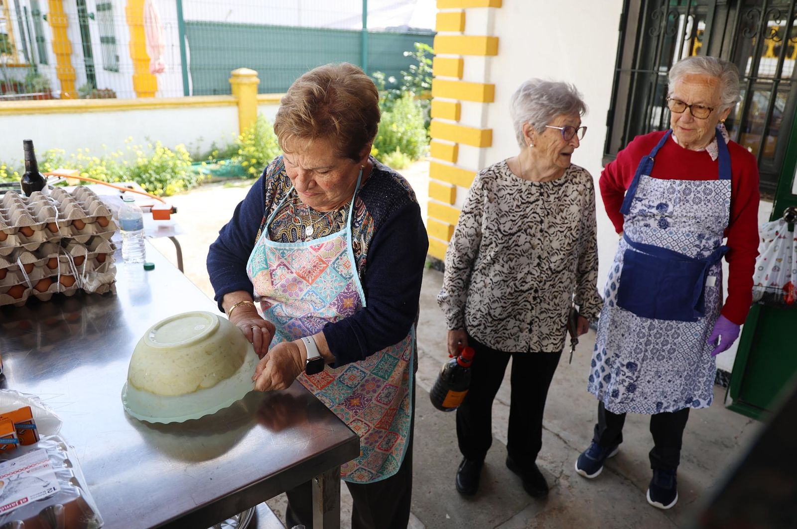 Imágenes de la elaboración de dulces de Cuaresma por los vecinos del Barrio Obrero