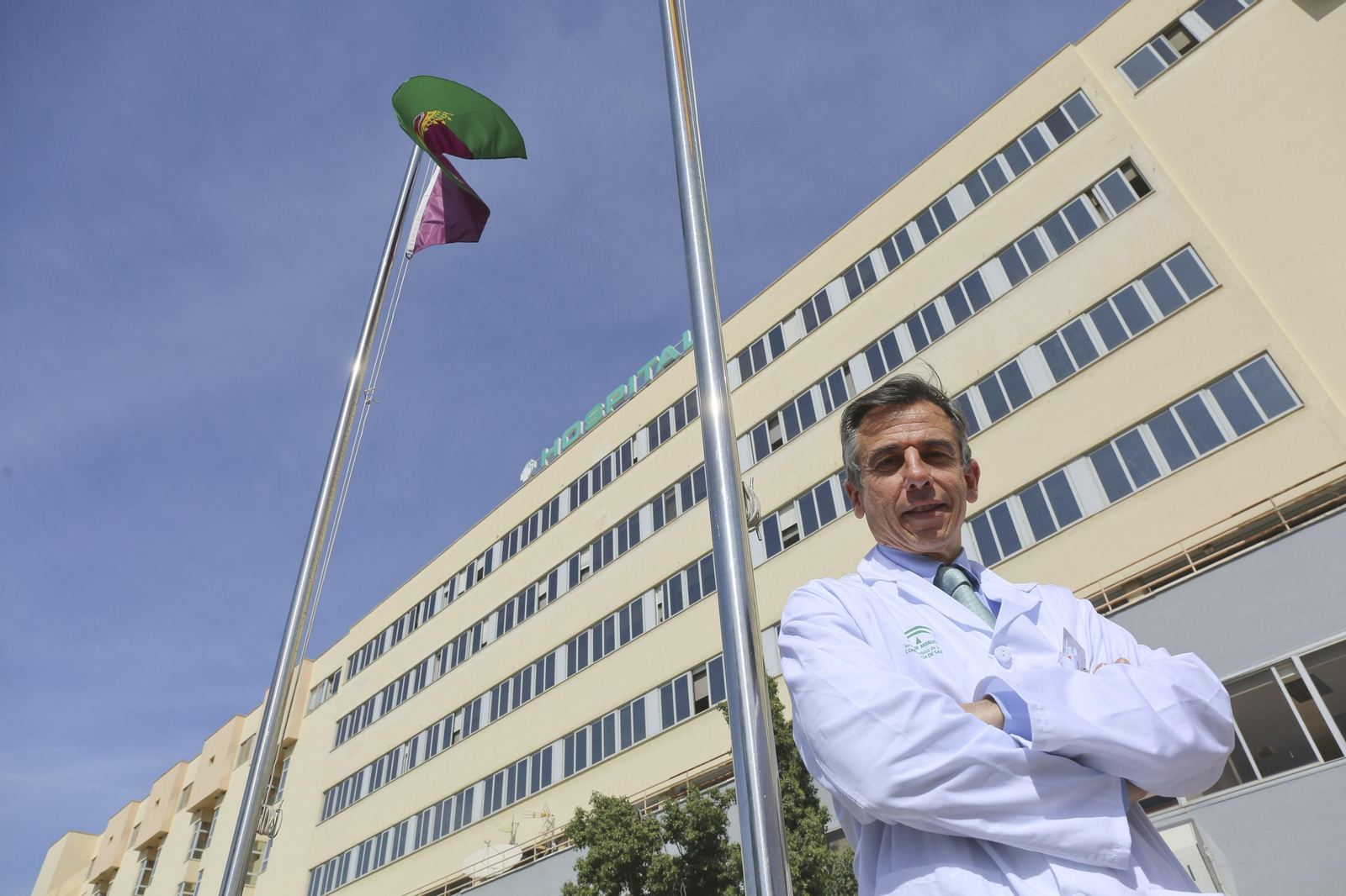 José María Melero ante su hospital, el Clínico.