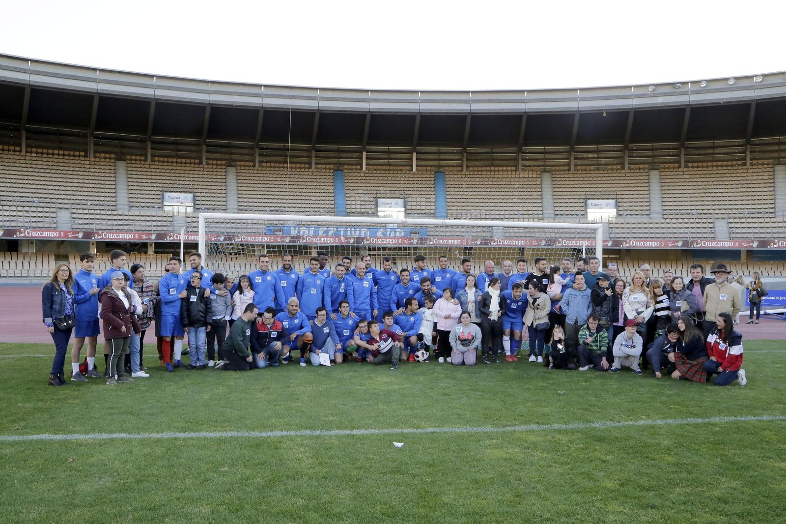 Cedown celebrando junto a los jugadores del Xerez DFC en dia del Sindrome de Down