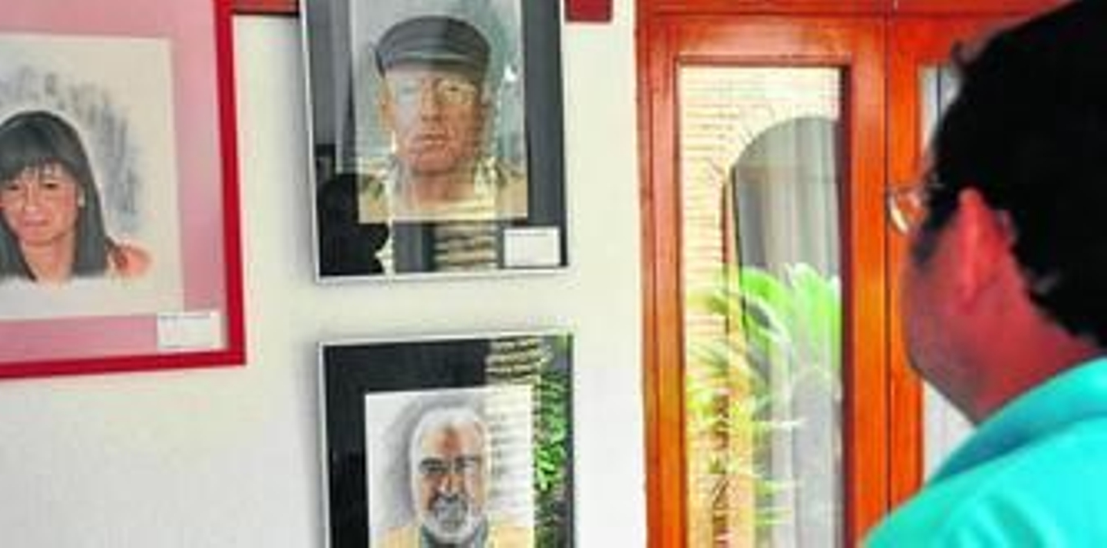 Vecinos y turistas contemplan los numerosos cuadros expuestos estos días en el núcleo costero. Abajo, José Prieto y Marta Noguera, autores de las obras. Vecinos y turistas contemplan los numerosos cuadros expuestos estos días en el núcleo costero. Abajo, José Prieto y Marta Noguera, autores de las obras.