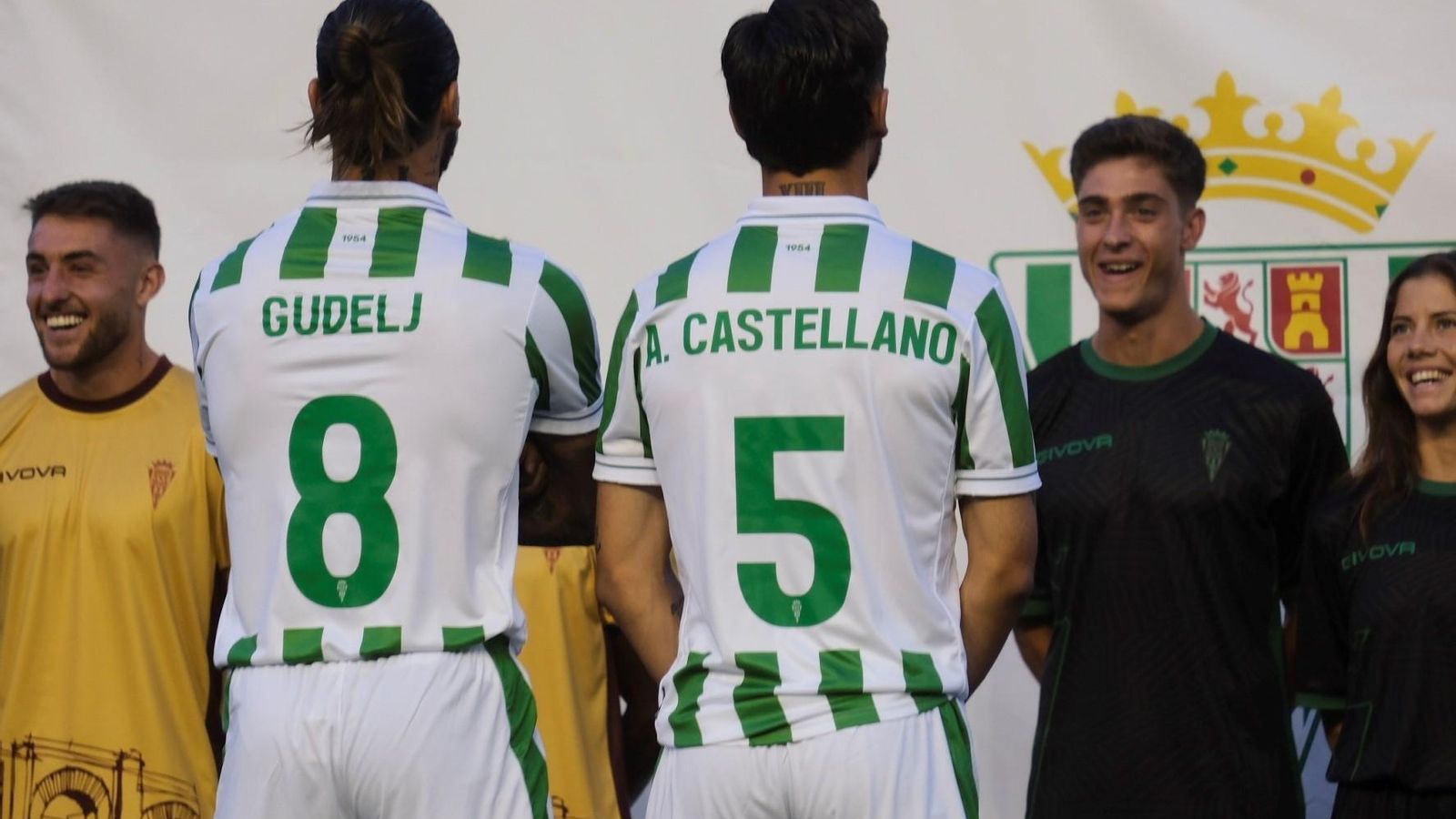 Gudelj y Adri Castellano posan de espaldas durante la presentación de las camisetas de la 23-24. Gudelj y Adri Castellano posan de espaldas durante la presentación de las camisetas de la 23-24.