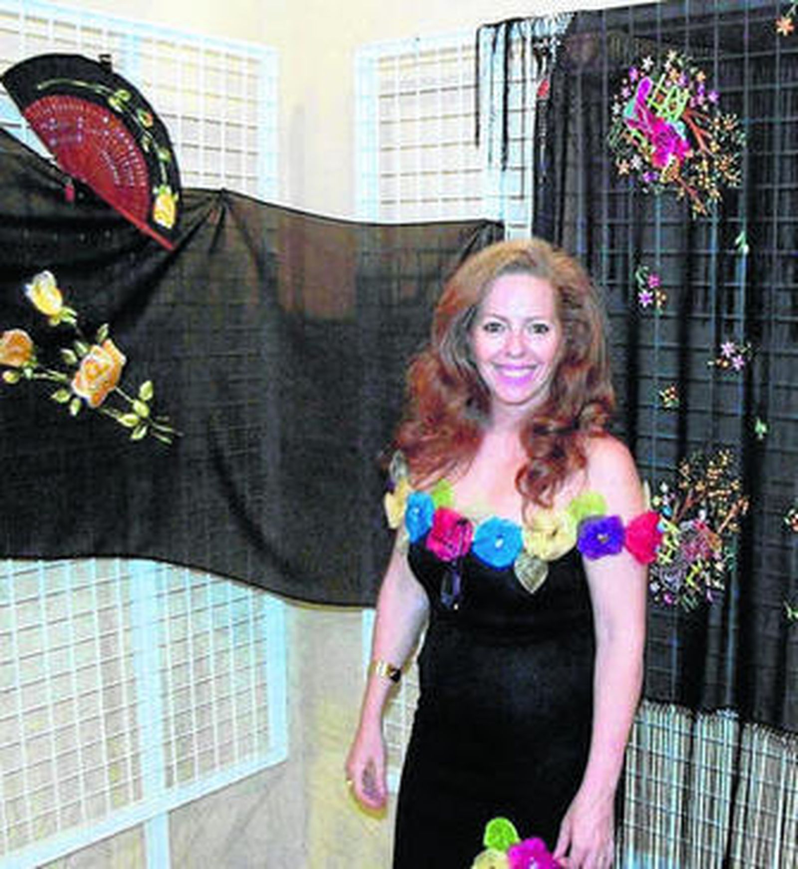 Ana Morel junto a algunos de los bordados que expone.