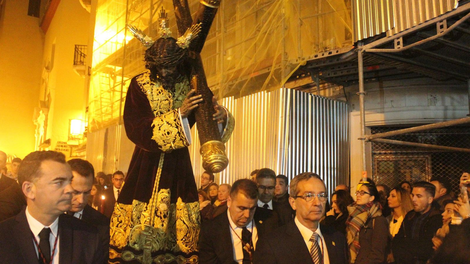 El Nazareno de Viñeros sale de la calle Andrés Pérez hacia su casa hermandad.