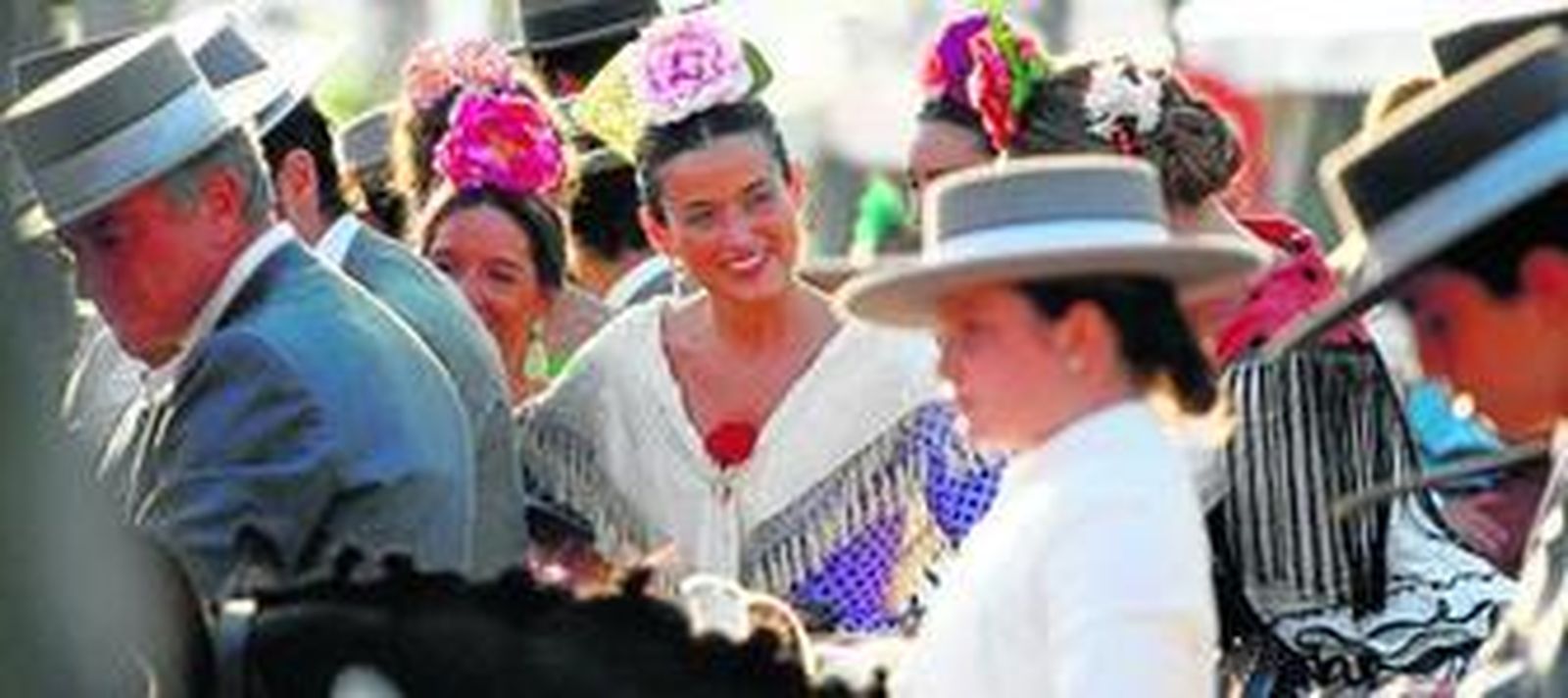 Alegría de la Feria con todos los ingredientes: el caballo, el mantón, el clavel, el sombrero de ala ancha. Una postal en movimiento.