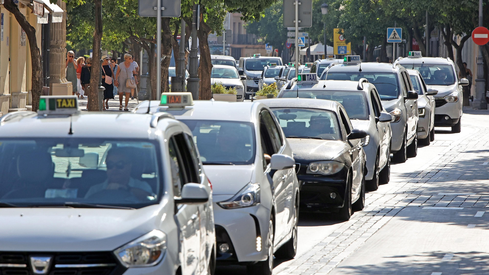 Los taxistas manifestándose por las calles de Jerez
