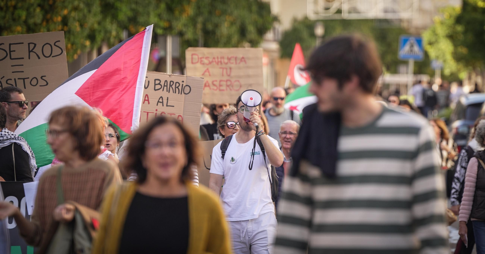 Imágenes de la numerosa participación en la manifestación 'Jerez por la Vivienda'