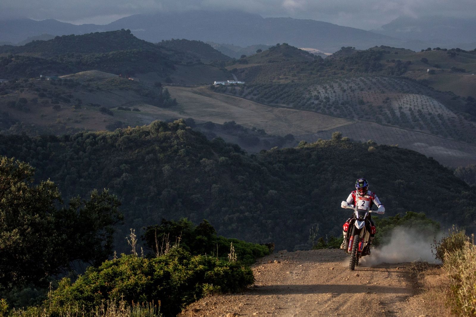 Los grandes del Dakar enseñan el paisaje rural de Andalucía