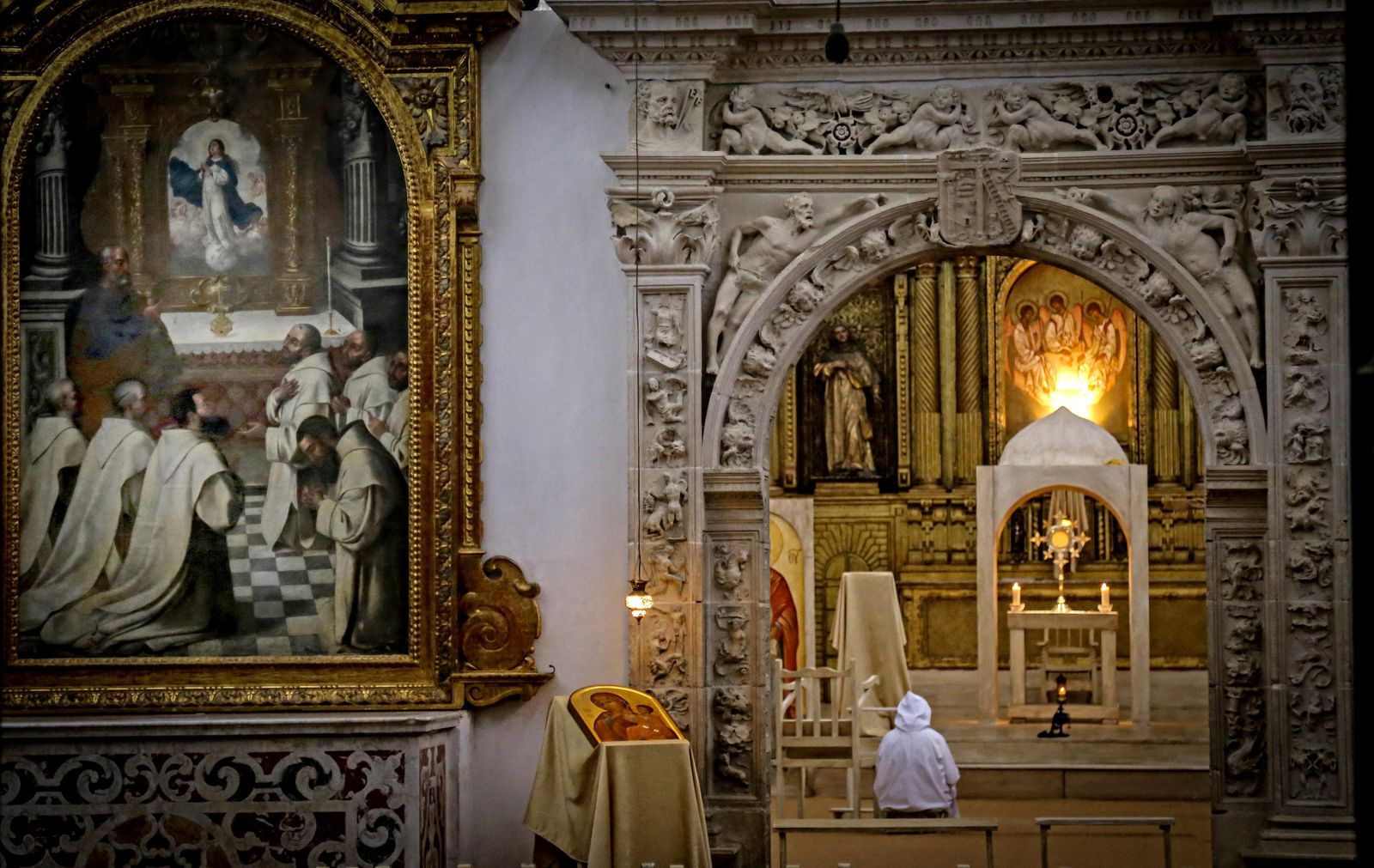 Una hermana de Belén reza en La Cartuja.