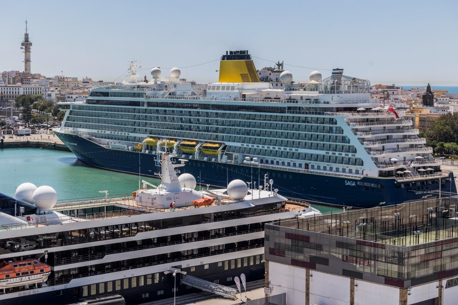 Jornada con la visita de cinco cruceros al puerto de Cádiz