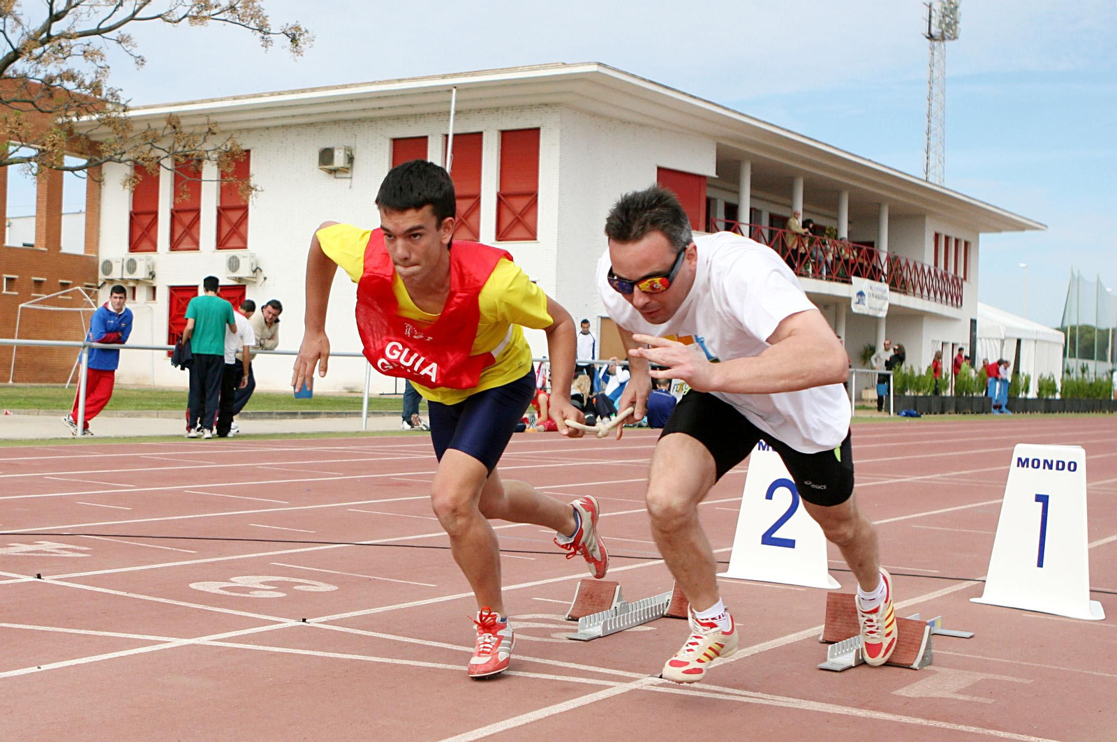 Atletas en el Polideportivo Antonio Gil Hernández.