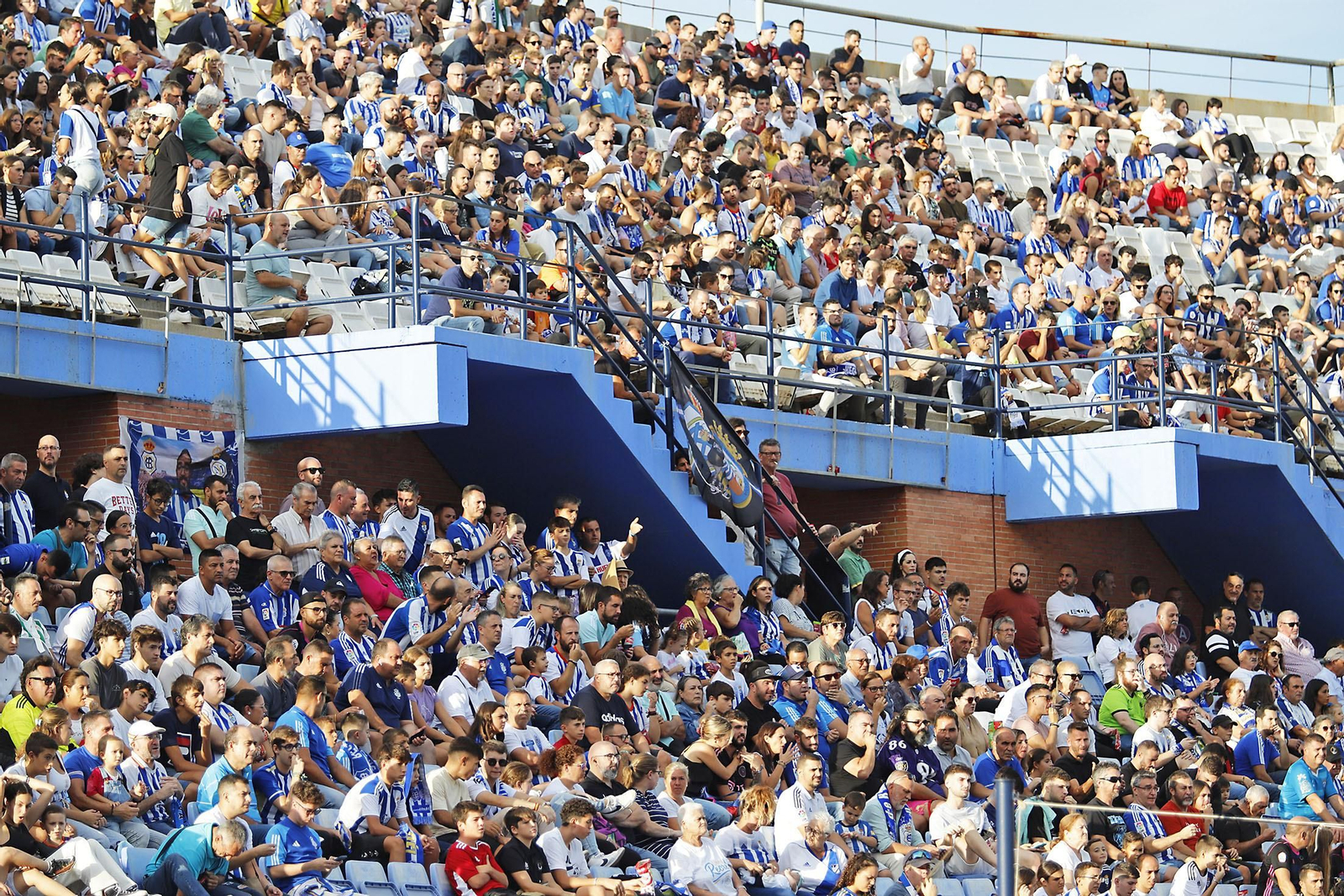 Imágenes del ambiente en el Recreativo de Huelva y Antequera CF