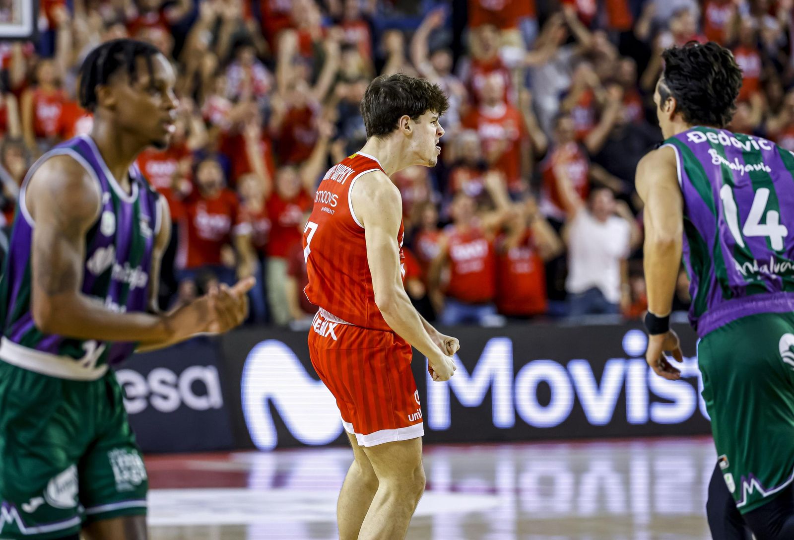 Mario Saint-Supery celebra una canasta del Manresa ante Unicaja, el equipo que posee sus derechos.