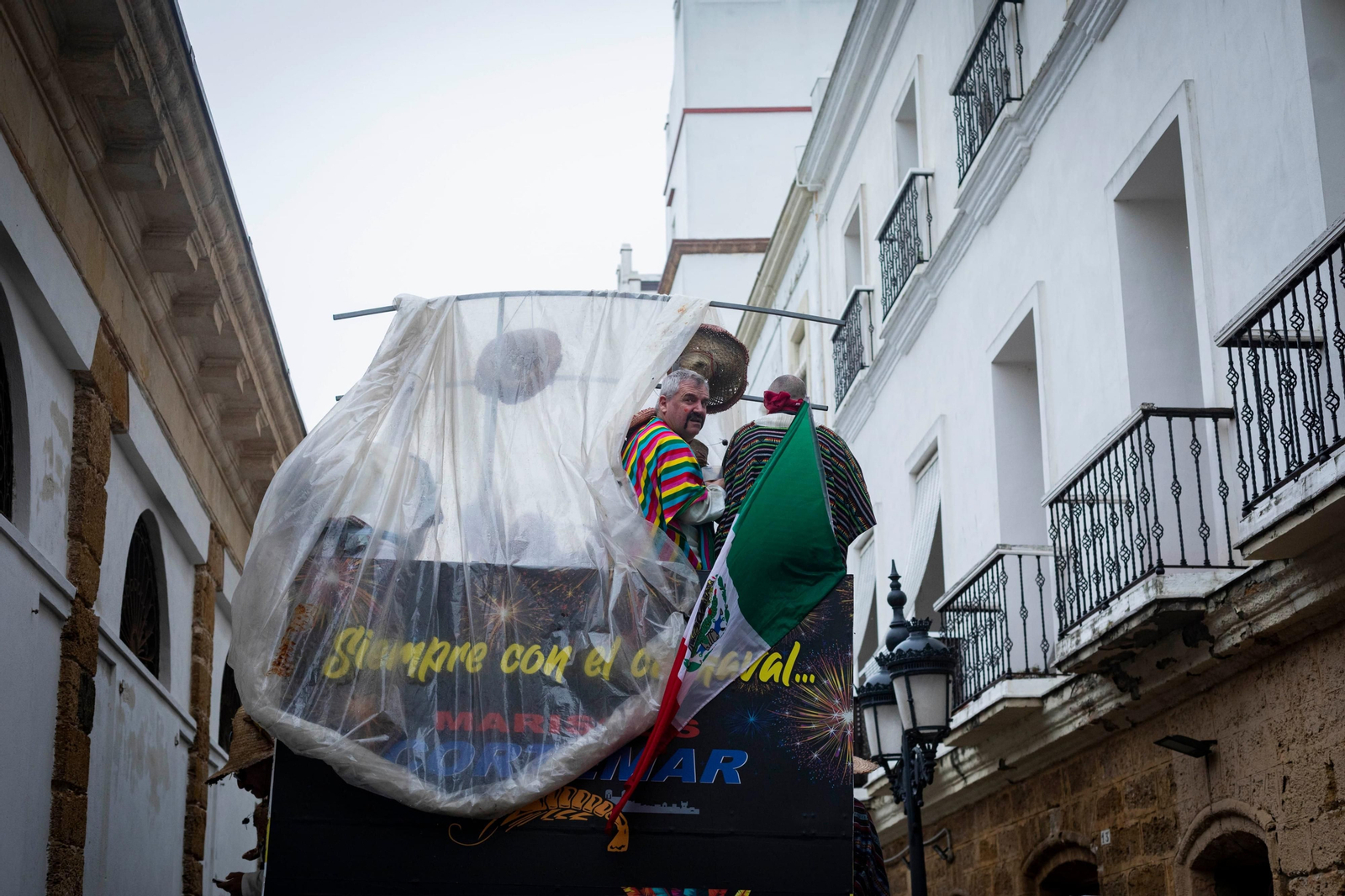 Las mejores imágenes de un Lunes de Coros pasado por agua en el Carnaval de Cádiz 2024