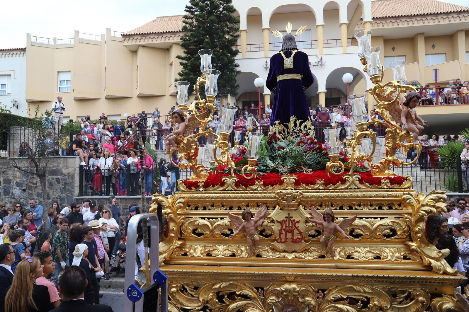 Imágenes del recorrido de la Hermandad del Cristo Cautivo de Huelva