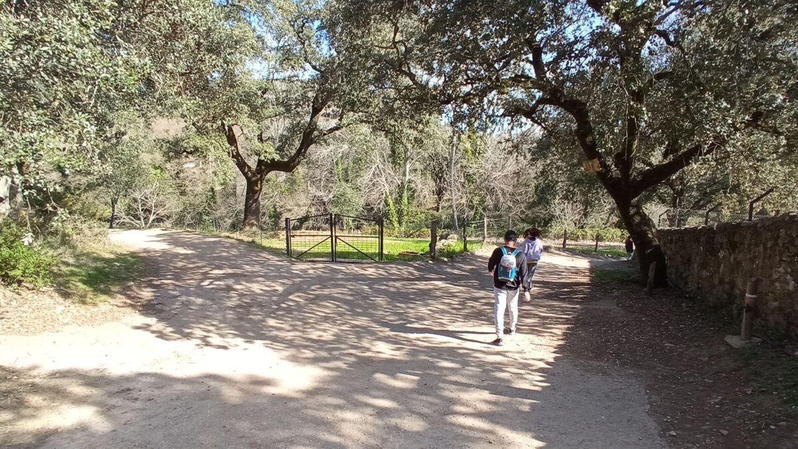 Desvío a la izquierda para encontrar el Puente de la Rivera de Santa Ana