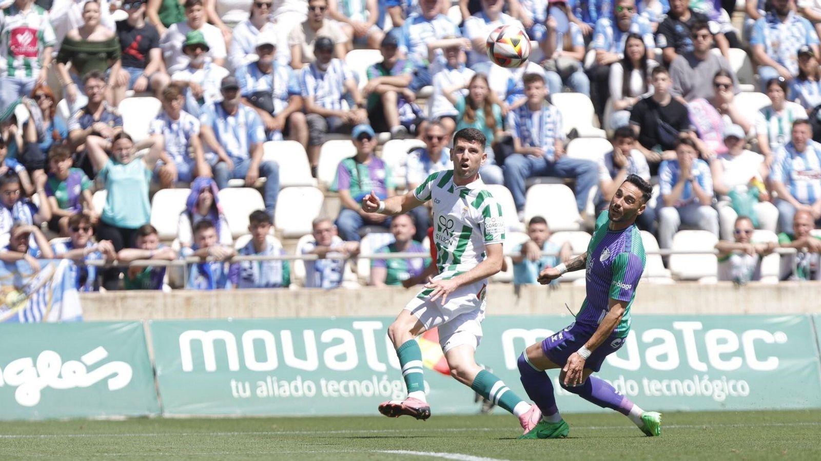 Toril golpea el balón en un lance del Córdoba CF - Málaga CF.