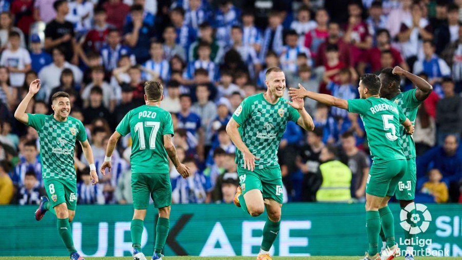 Los jugadores del conjunto almeriense celebran el gol de Rodrigo Ely.