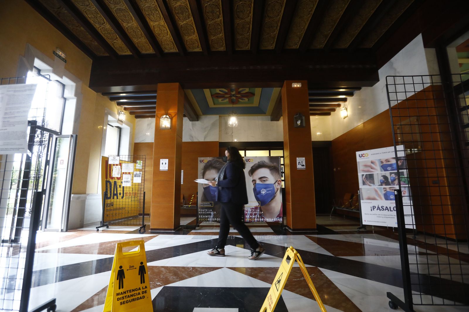 Una persona accede al Rectorado de la Universidad de Córdoba.