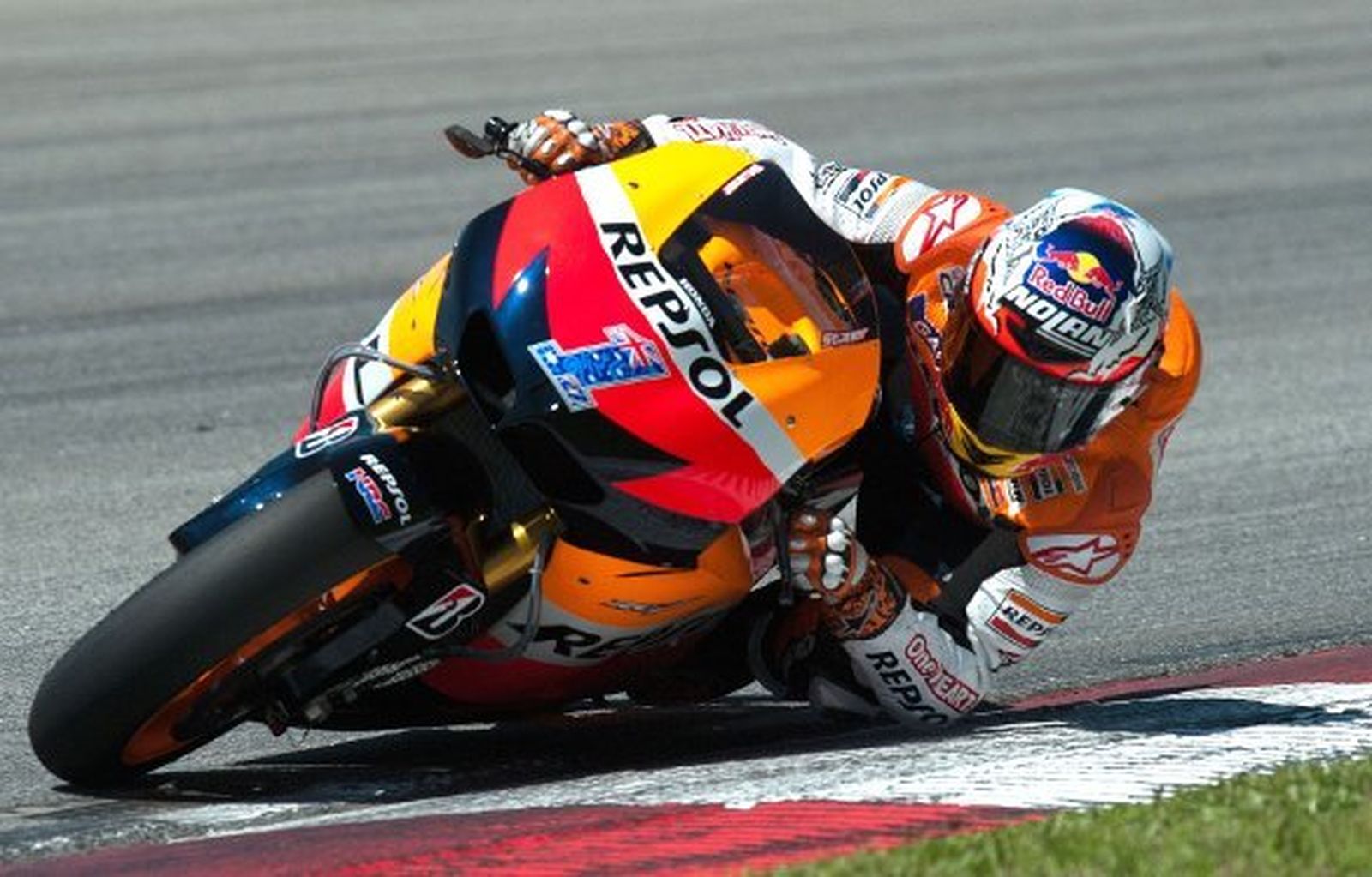 Stoner domina en la primera sesión de Sepang