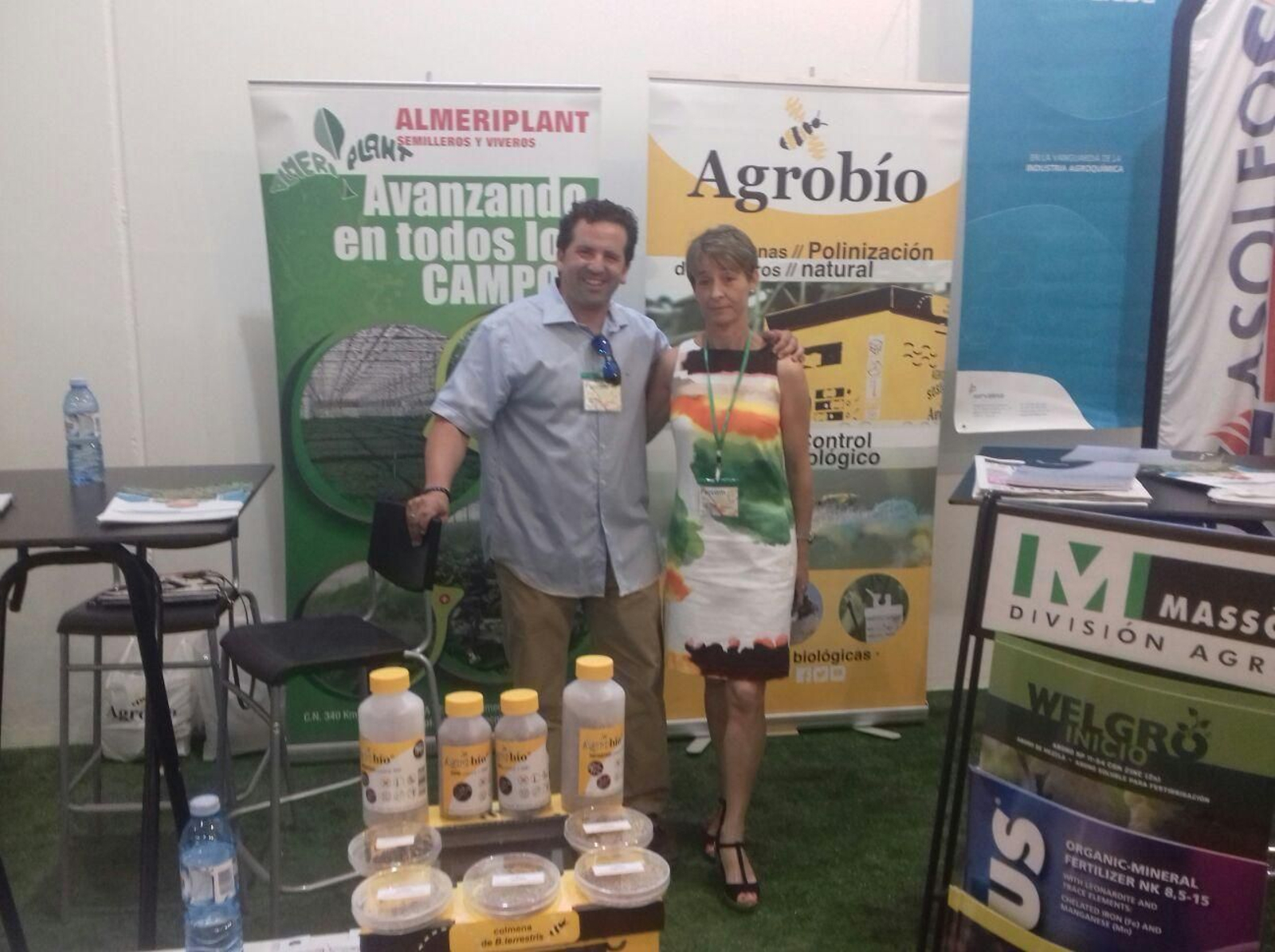 Isabel Usero, responsable de almendros en Almeriplant, junto a un colaborador, en la feria FERCAM.
