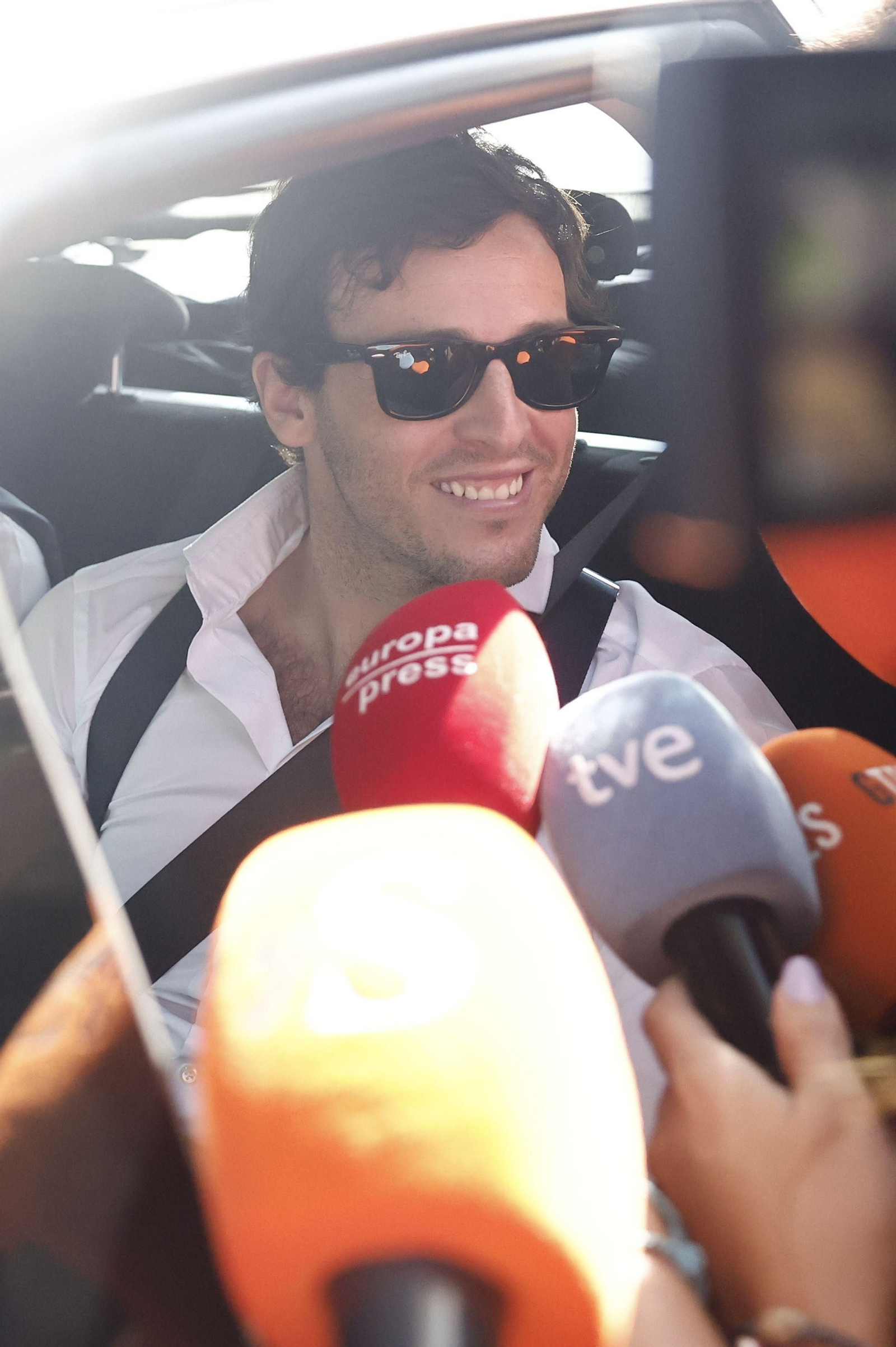 Íñigo Onieva atiende amablemente a los medios antes del enlace. Íñigo Onieva atiende amablemente a los medios antes del enlace.