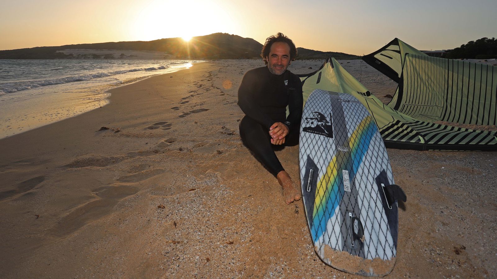 Fonsy Delgado rinde homenaje a Paco de Lucía en las playas de Tarifa