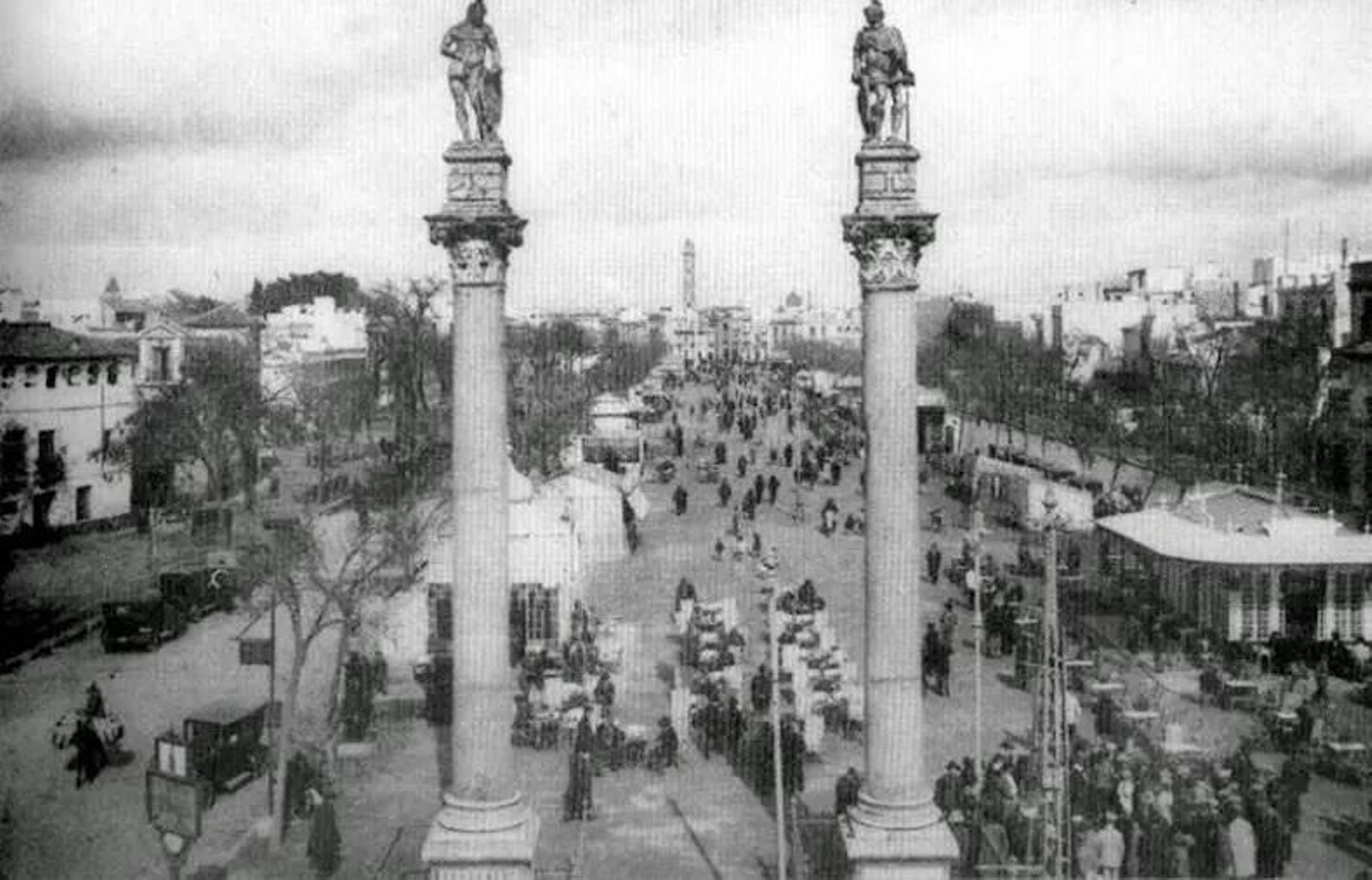 Imagen histórica del paseo de la Alameda repleto de personas.