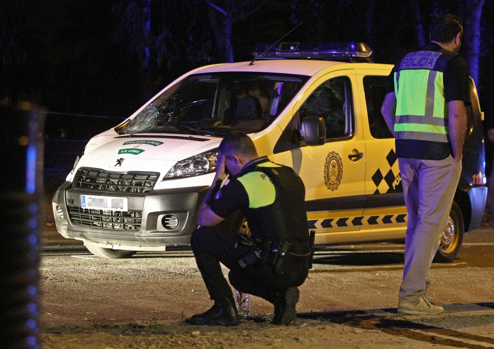 Un compañero del agente fallecido en el lugar del suceso.