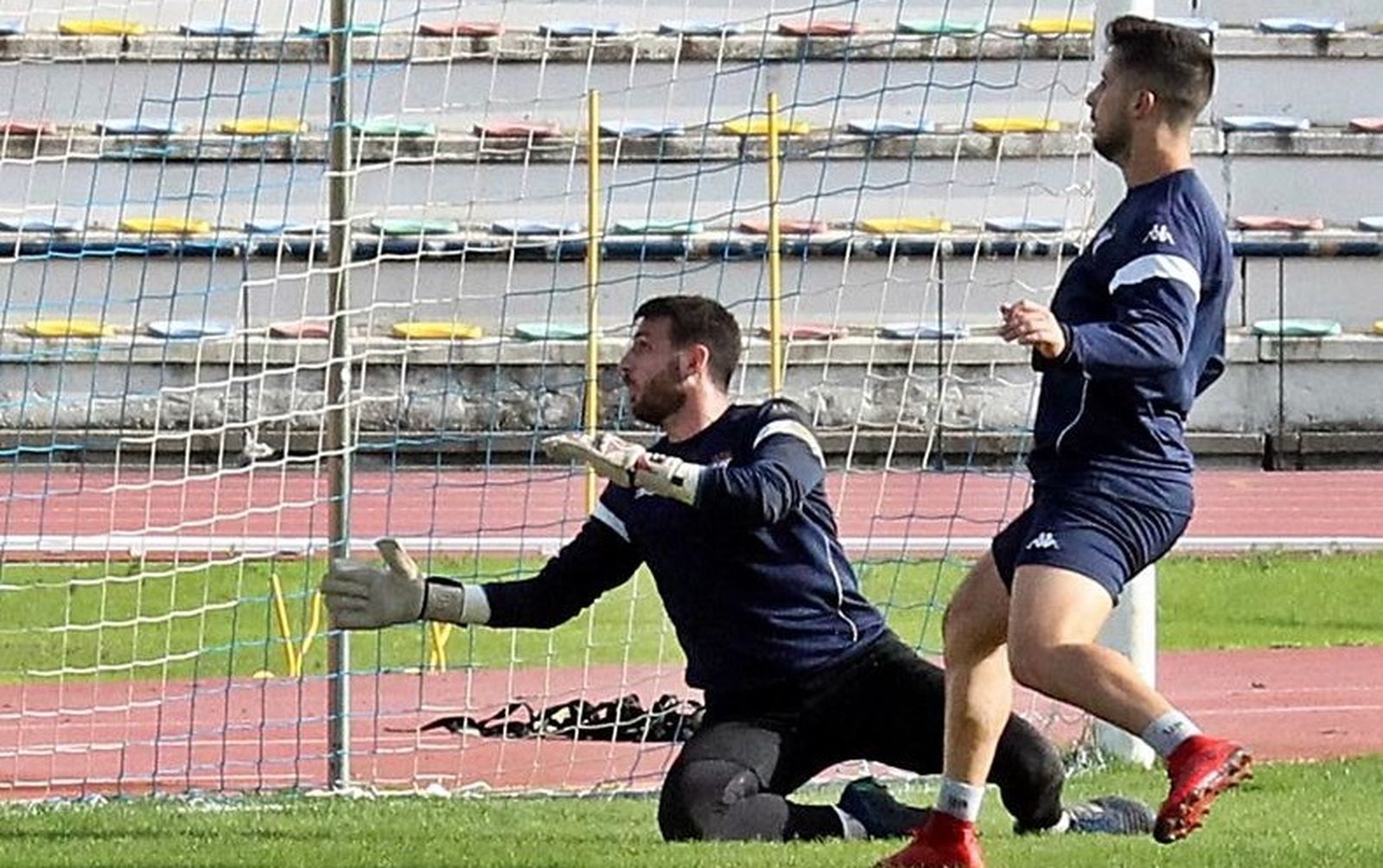 Manu Ramírez (d) se despide dolido con los dirigentes del club azulino.