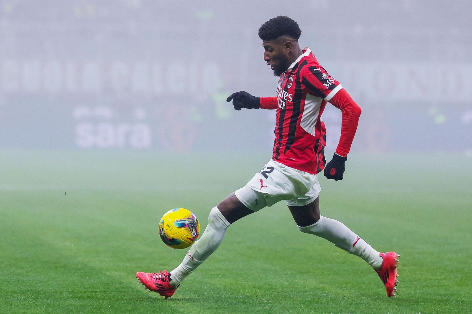 Emerson controla el balón en un encuentro con el Milan.