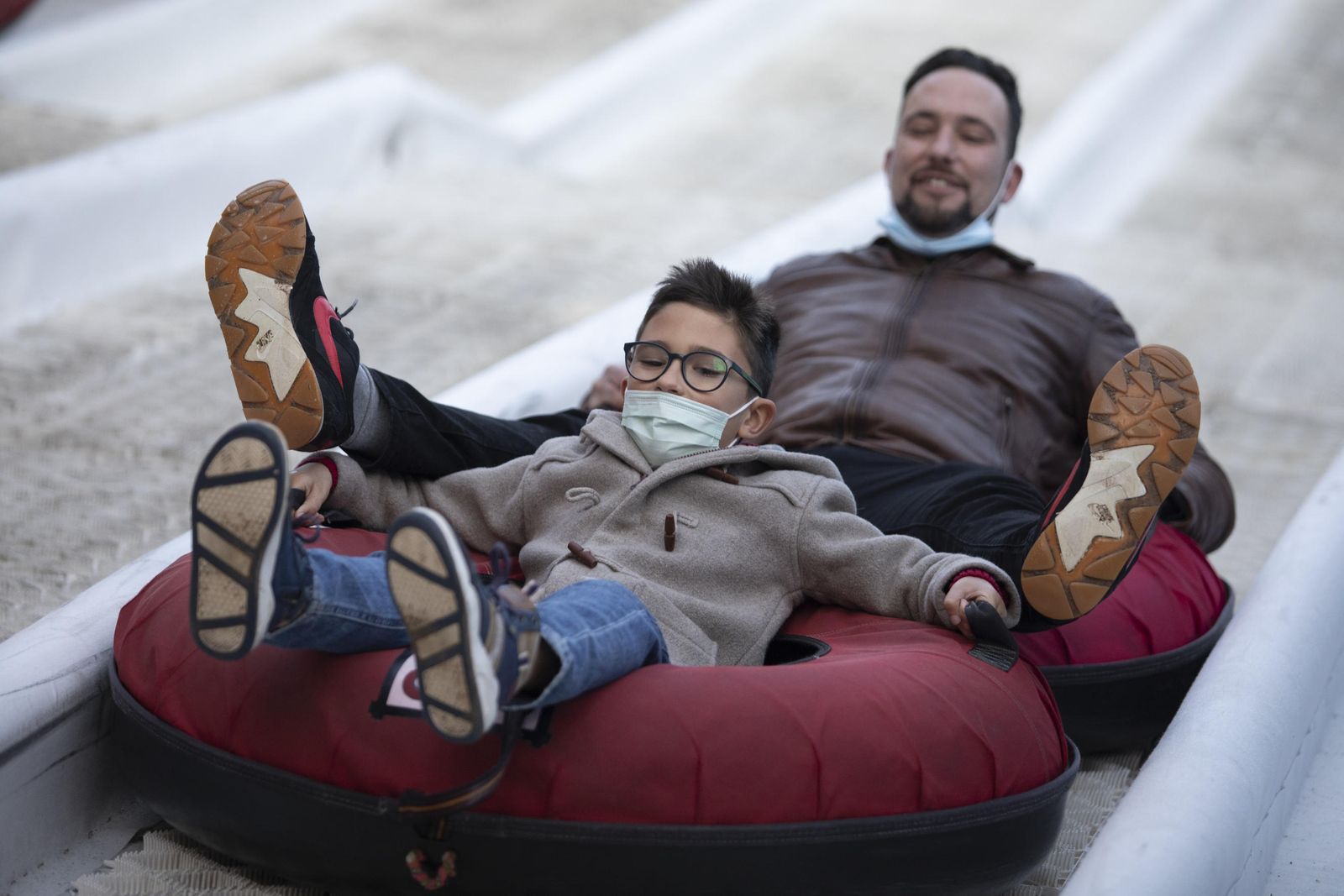 Multitud de visitantes y ambiente navideño en Granada durante el puente, en imágenes