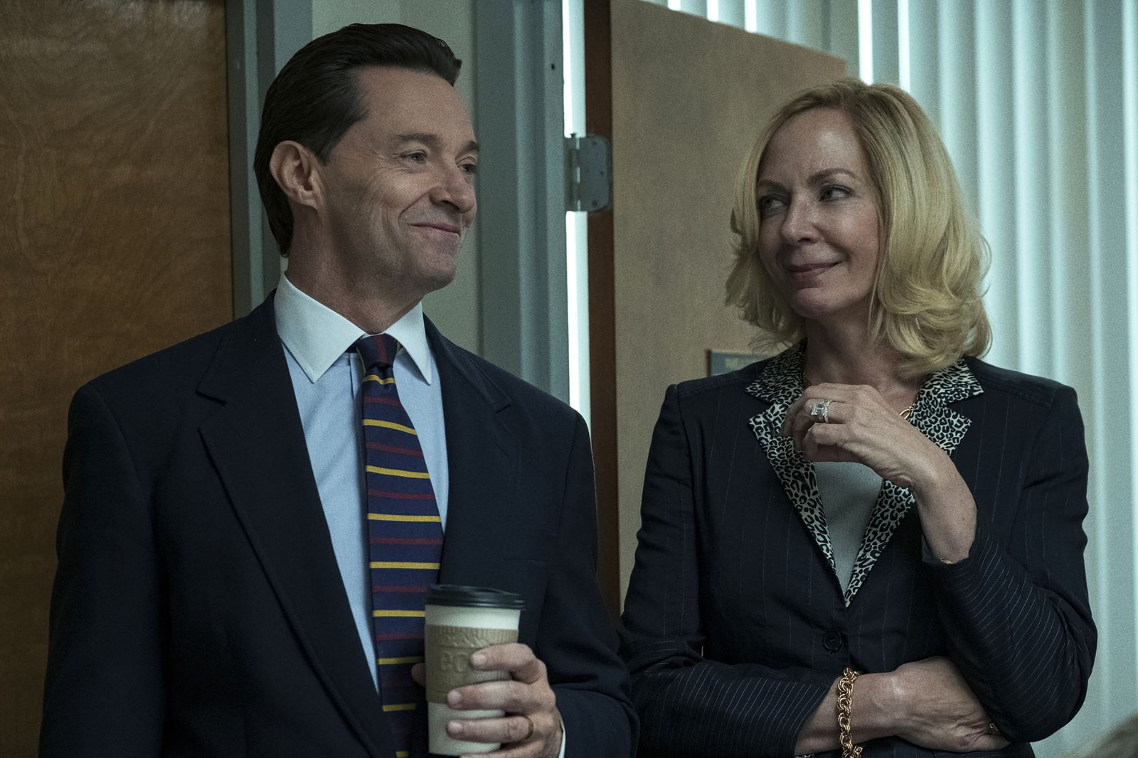 Hugh Jackman y Allison Janney en una imagen de 'La estafa (Bad education)'.