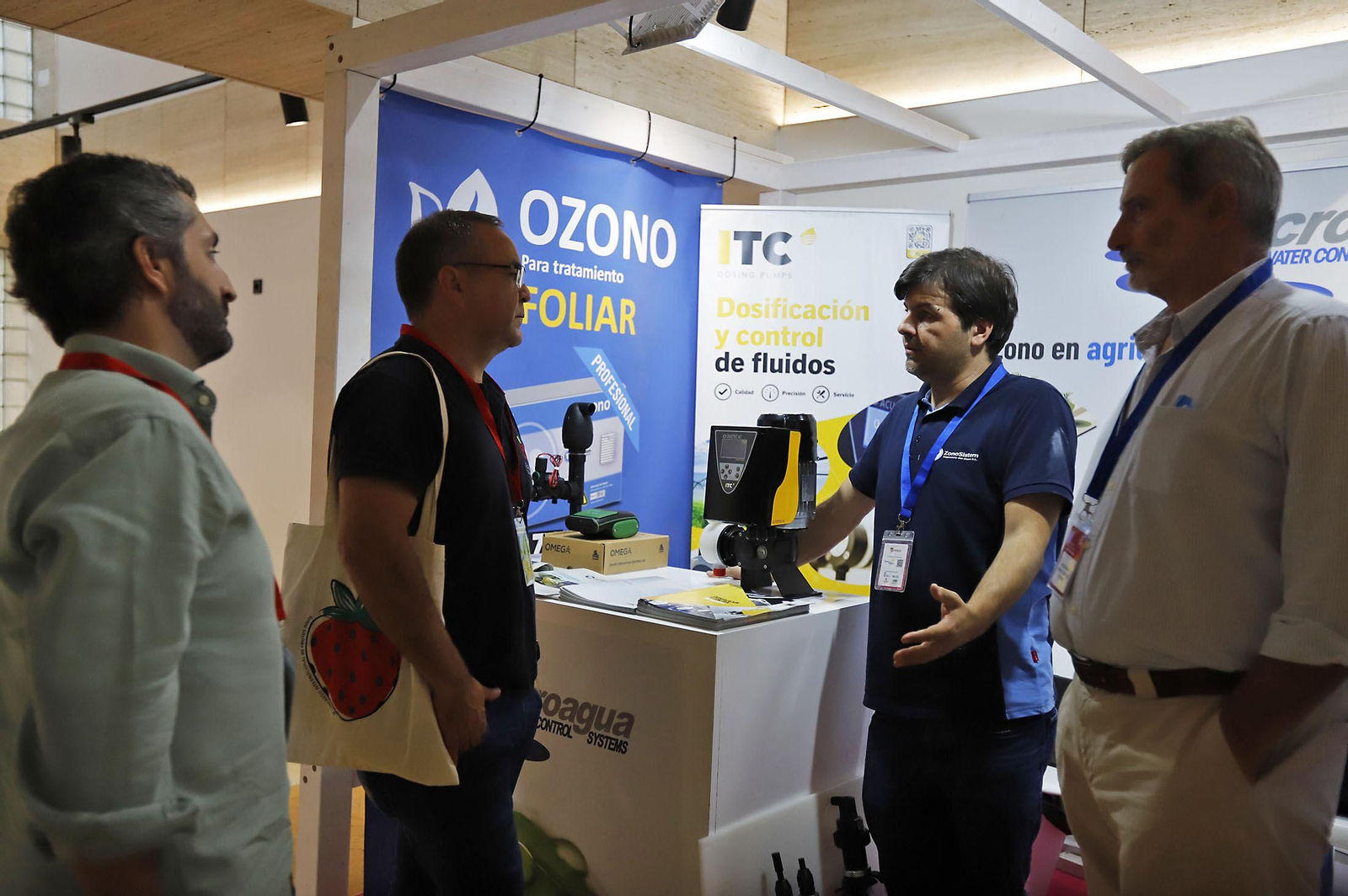 Imágenes del ambiente en la VIII Congreso Internacional de Frutos Rojos en Huelva