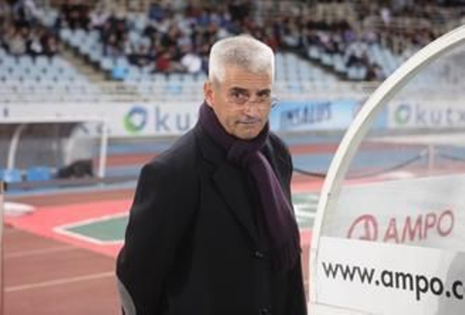 Fabri, observa a su equipo desde el banquillo.