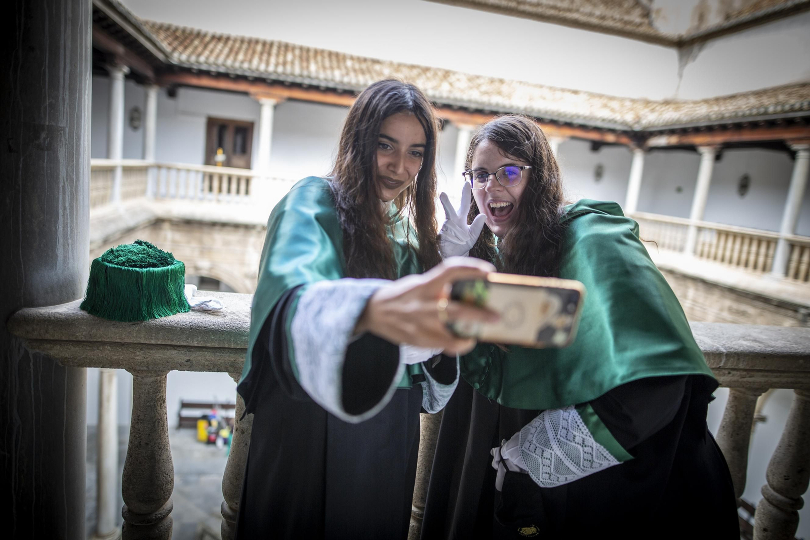 Dos doctoras se hacen un selfi en el Hospital Real.