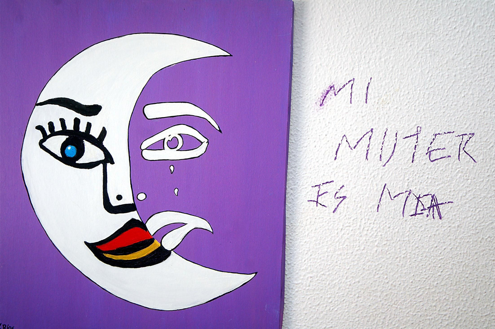 Logotipo de Miriadas y pintada en un asalto a la sede de la asociación.