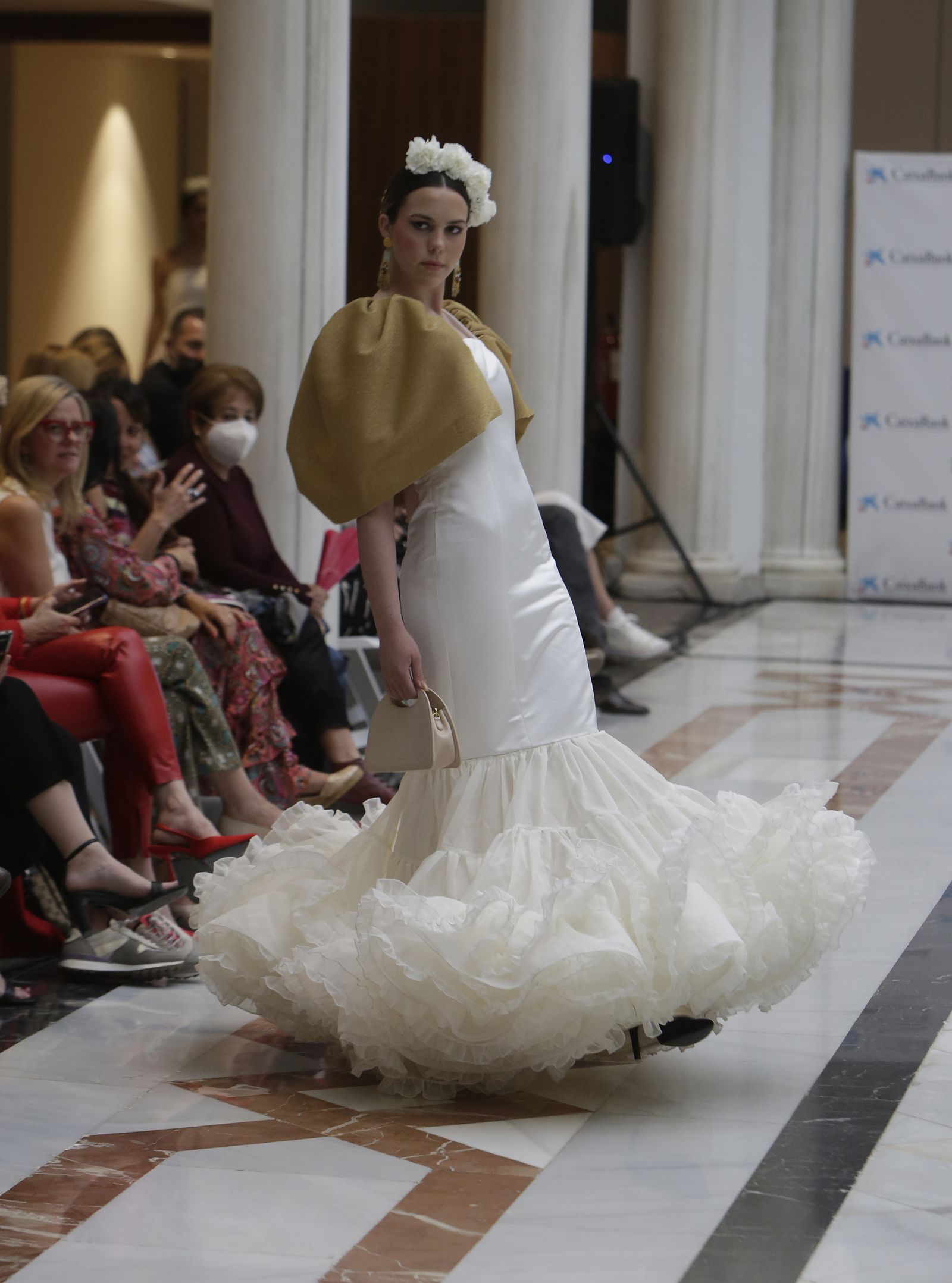 Desfile moda flamenca en las vísperas de la Feria de Abril CaixaBank