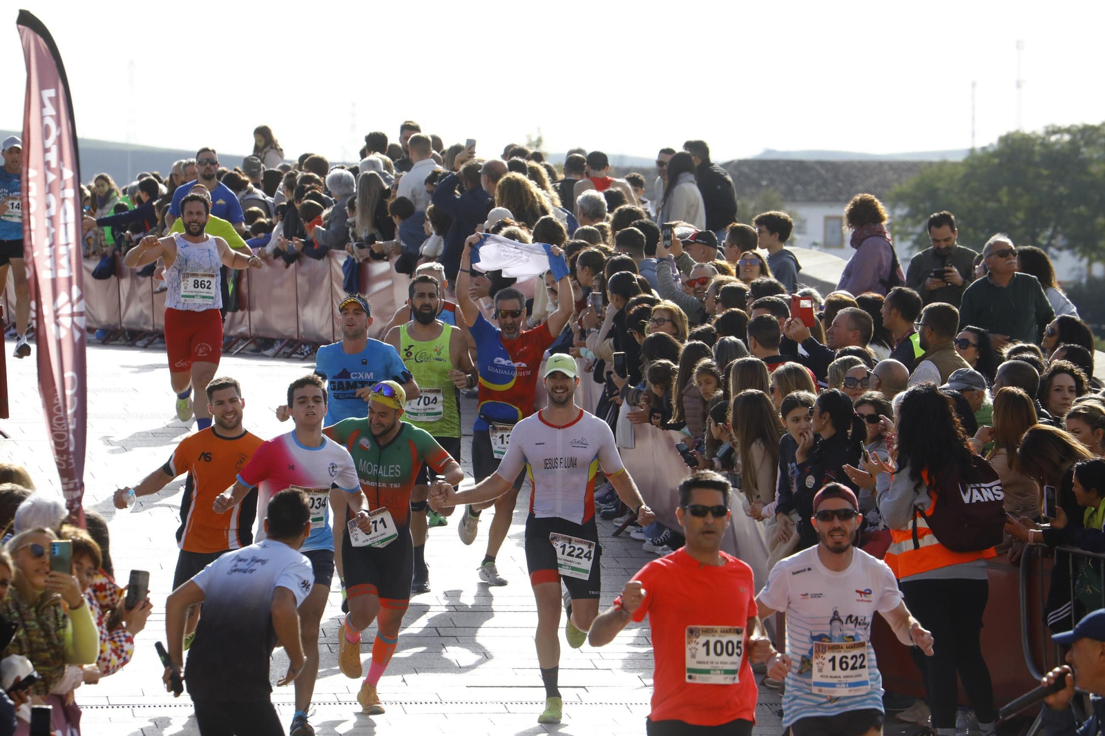 La gloria de cruzar la Puerta del Puente: las fotos de la línea de meta de la Media Maratón de Córdoba 2024