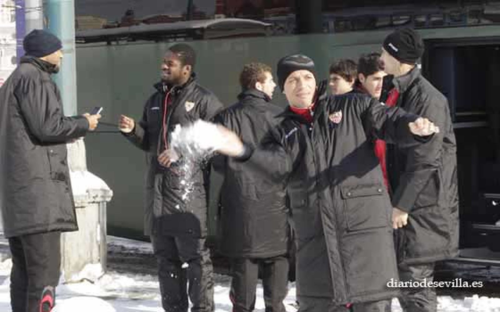 Los jugadores sevillistas, bromeando con la nieve

Foto: Antonio Pizarro