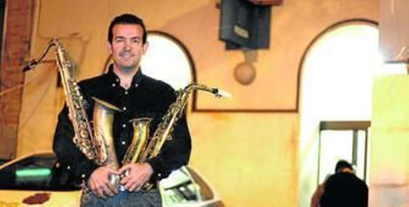 Agustín Sánchez posa con sus dos saxos recién recuperados en la comisaría de la Plaza de los Campos.